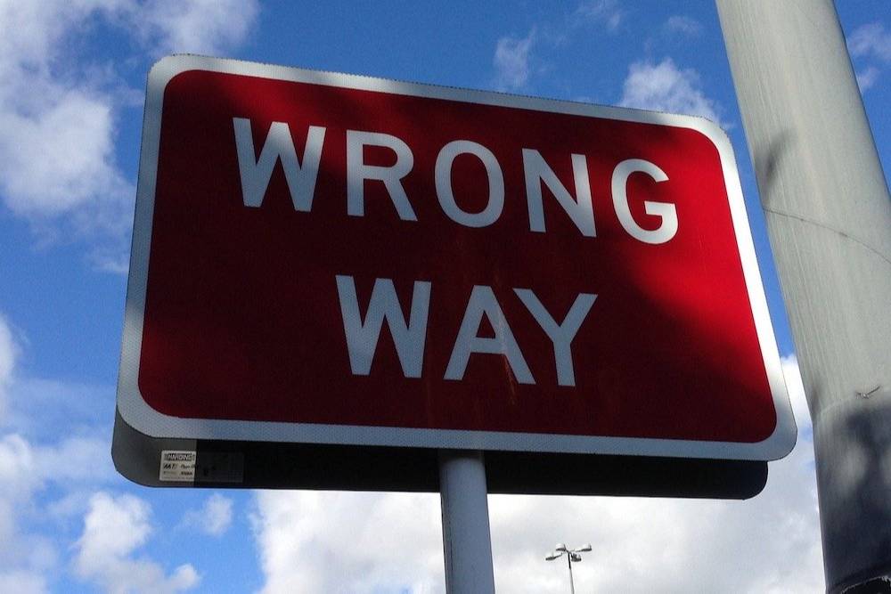 Hight_wrong-way-167535_1280